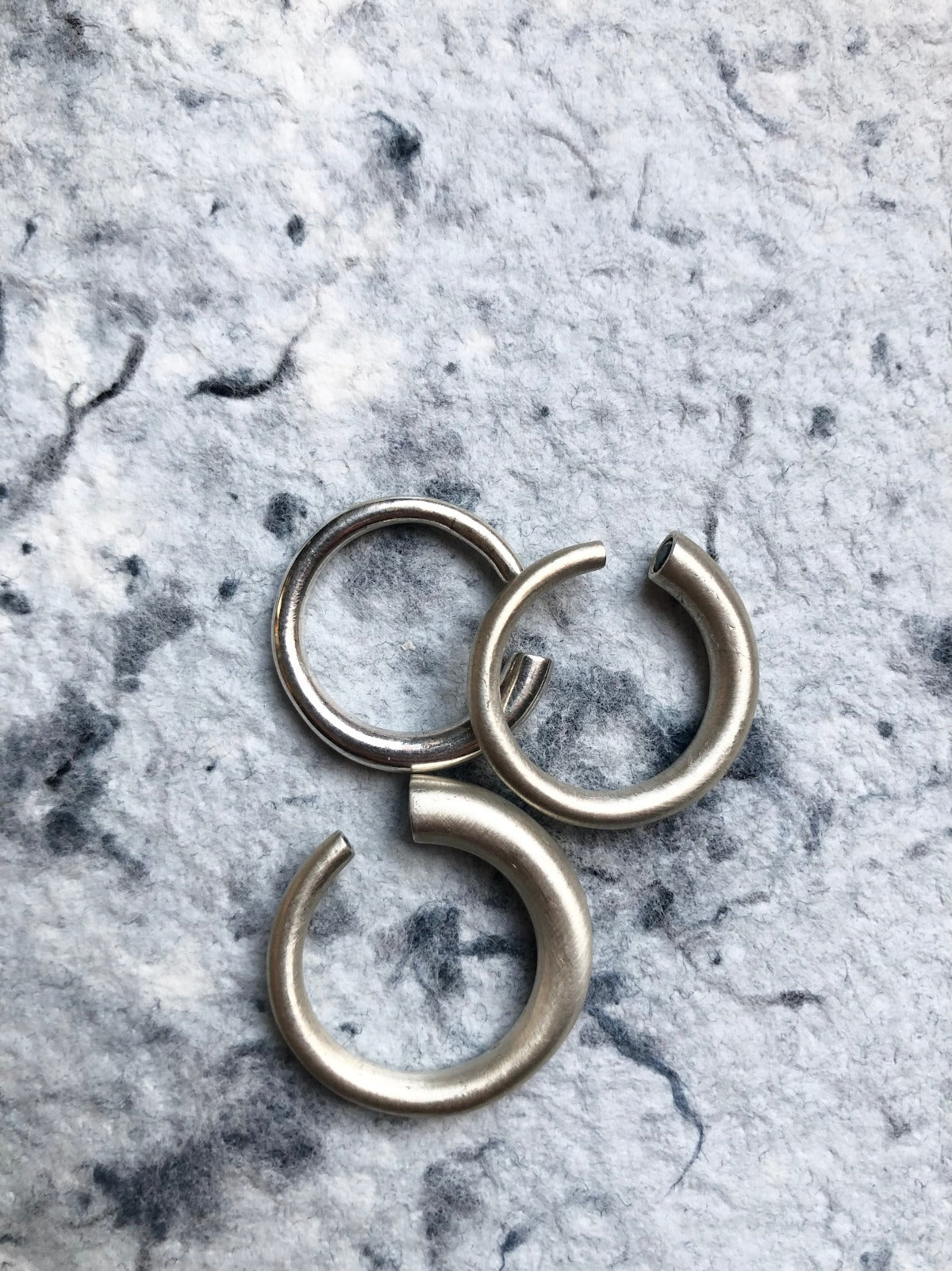 Nyitott gyűrű két drágakővel "L"